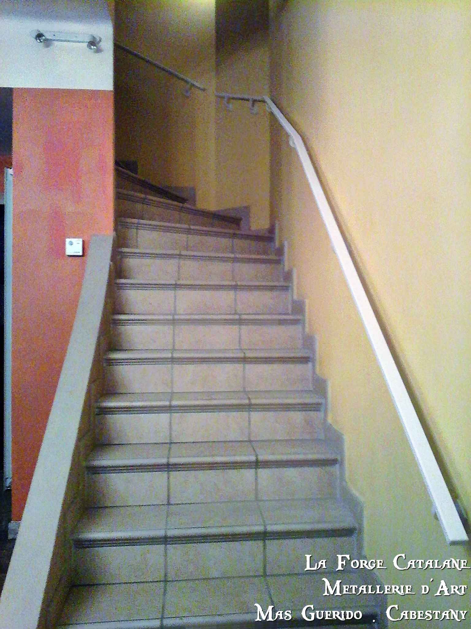 main courante tube rectangulaire sans crosses thermolaquage blanc forge catalane.jpg